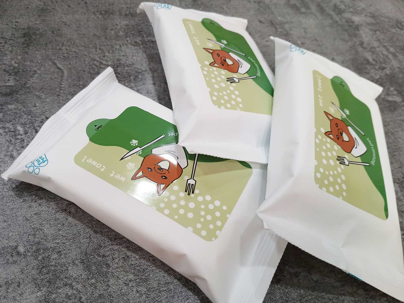 Ado VIP ブローチ4点セット いもけんPん ステッカー ウェットティッシュ 除菌ウェットティッシュ 粗品 プチギフト ウェットティッシュ 低価格